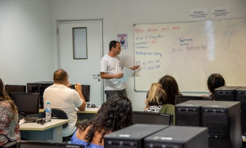 Governador Cláudio Castro concede aumento de 40% no valor das bolsas da Fundação Cecierj